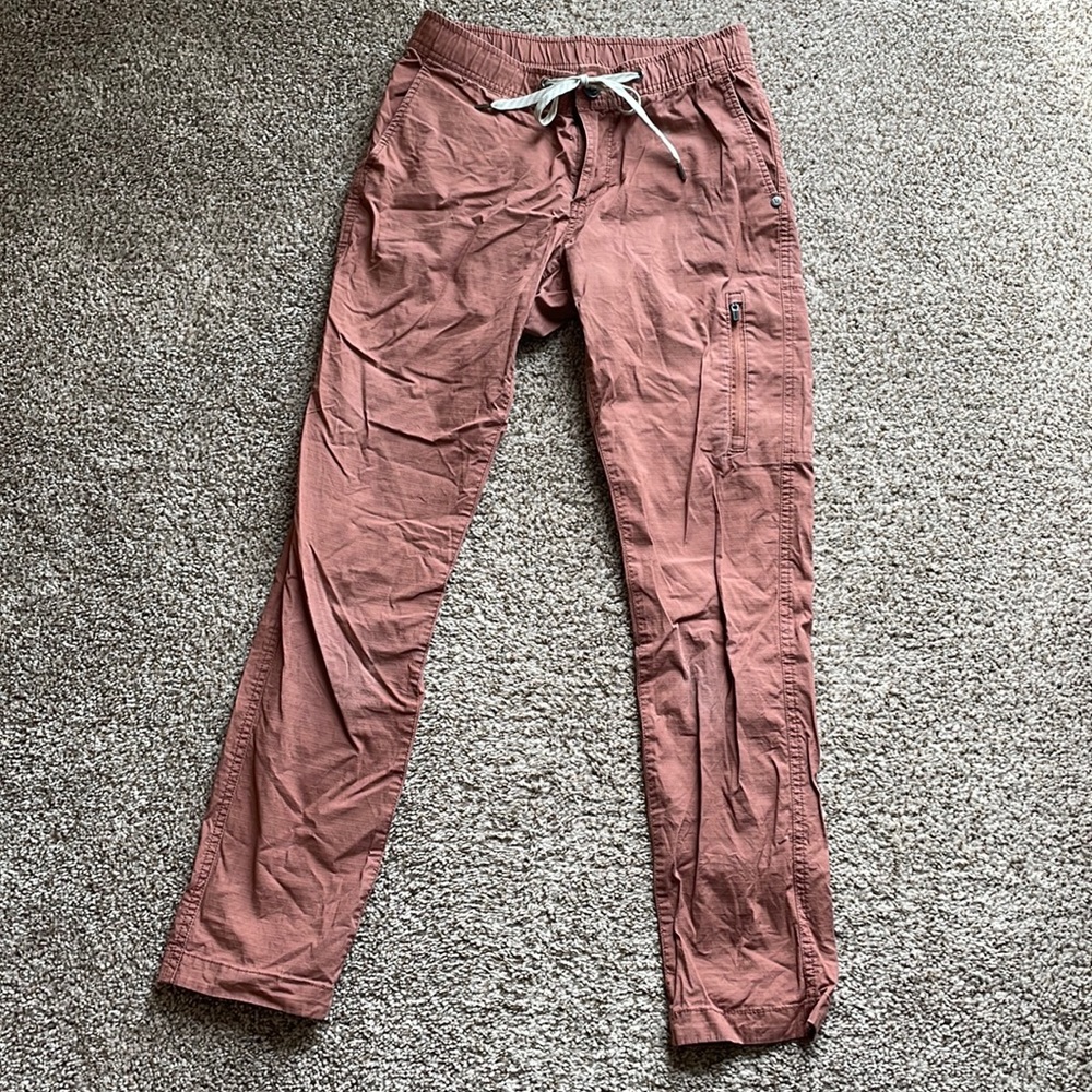 VUORI woman’s xs ripstop pant. Light terracotta color